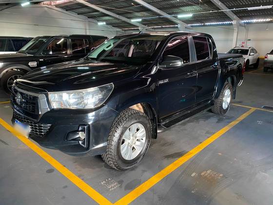 TOYOTA HILUX 2.8 SR 4X4 CD 16V DIESEL 4P AUTOMÁTICO TOYOTA HILUX 2.8 SR 4X4 CD 16V DIESEL 4P AUTOMÁTICO